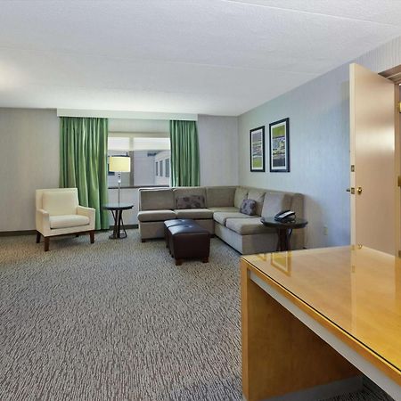 Hotel Auburn Hills Bagian luar foto