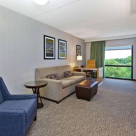 Hotel Auburn Hills Bagian luar foto