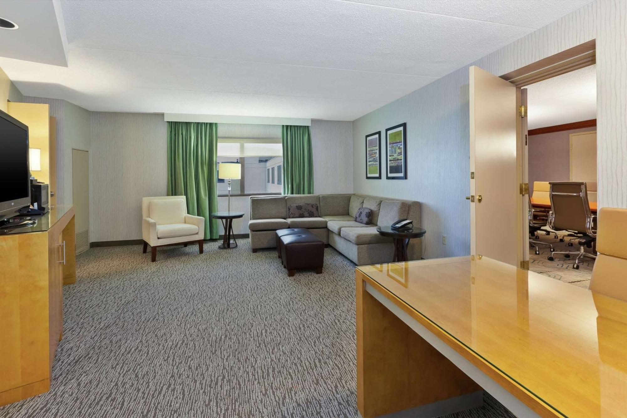 Hotel Auburn Hills Bagian luar foto